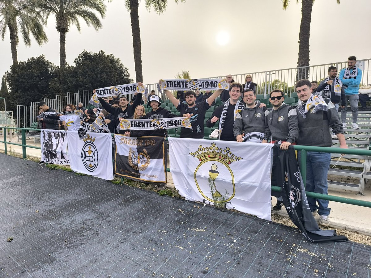 Minuto cero de la <a href="/UBConquense/">UB Conquense</a> en su visita al Ilicitano. Equipo inicial y el <a href="/FRENTE_1946/">Frente 1946</a> en el estadio.