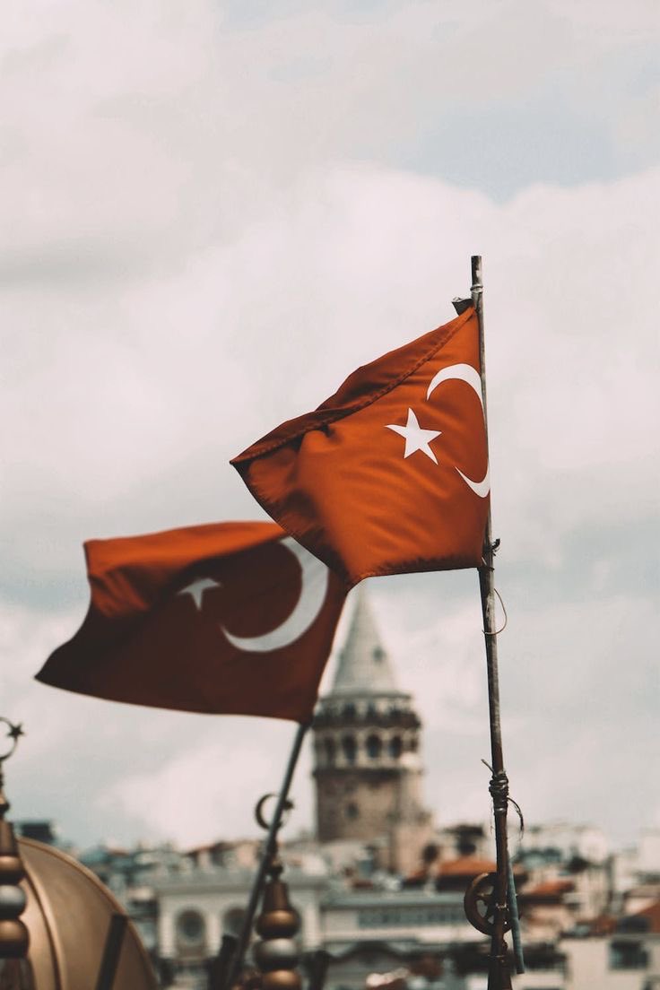 Biz, 7 yaşında yağmurun altında Andımızı okurken  “Varlığım Türk varlığına armağan olsun” derken şaka yapmıyorduk. 🇹🇷 🇹🇷