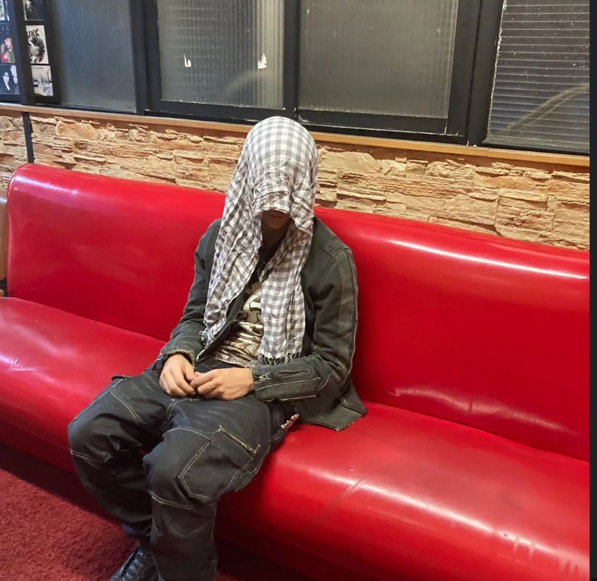 El que no habla de Zona Gemelos confirma que es el rapero underground biberon.

“es que me bebo un gotero entero antes del directo y estás tú que hablo”