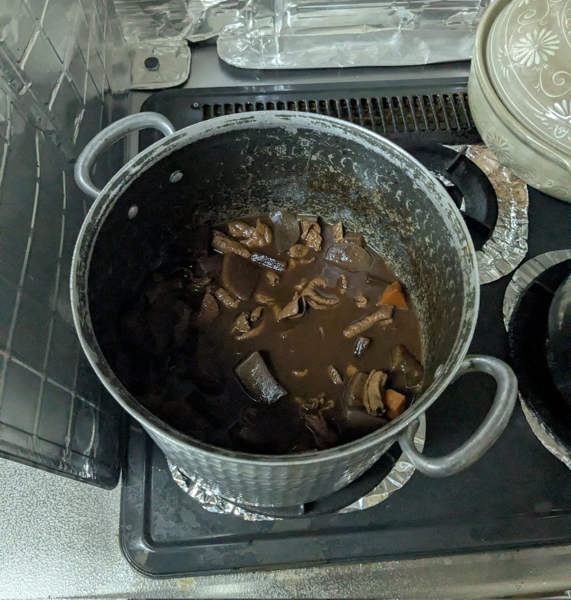 赤味噌でもつ煮込みを作ってみた。ほとんど私が作ったけど、最後の味の調整を娘ににお願いしたら、めっちゃ美味しくなった😋 さすがプロ。
寸胴鍋いっぱい作ったので、3～4日分はありそう😅