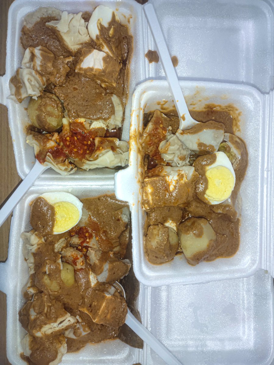 ruzdwi's tweet photo. penyet // padang https://t.co/chcehg2Enn