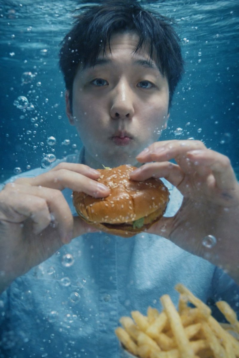 gunilbbl's tweet image. 💌 11.56PM

The New Year’s goal challenge we decided to do at the fan meeting earlier! ㅋㅋㅋㅋ

It’s real water wahahah

ㅋㅋㅋㅋㅋㅋ even if it’s obvious, pls pretend you’re fooled 

The burger and fries were real tho..