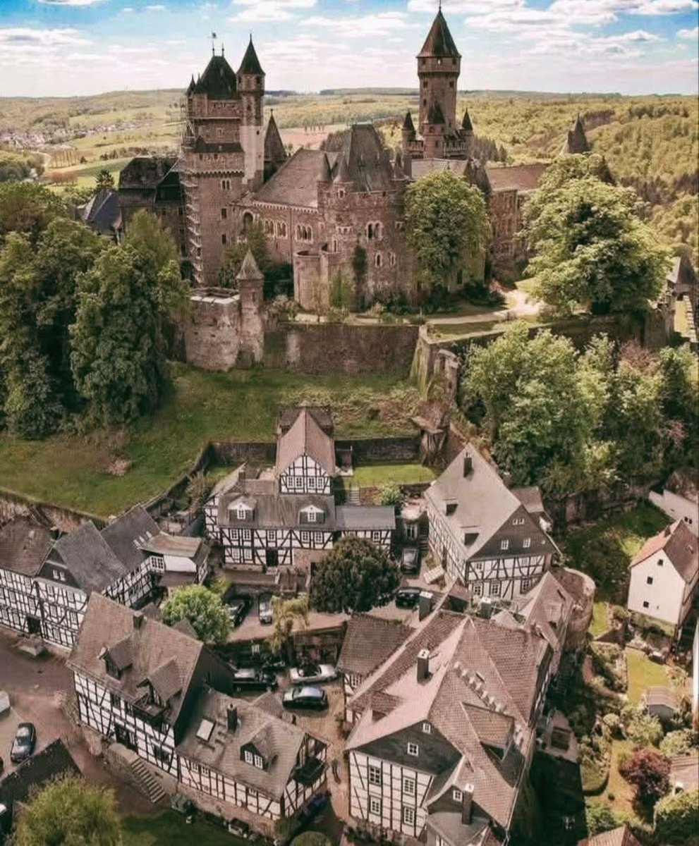 Braunfels Medieval Castle Fortress , Germany Built 13th Century Gothic \u0026  Romanesque Architectural Style #art #photography #architecture #design  #traditions #CulturalHeritage #culture #education #history #medieval  #gothic #romanesque #masterpiece, image size:991x1200