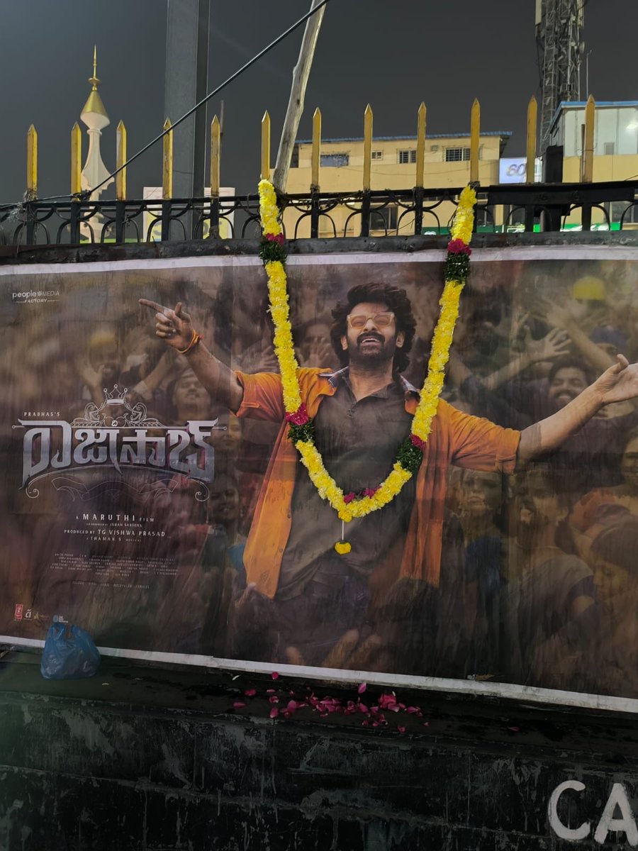 TeamTWTPOffi's tweet photo. Rebel saab gari hawa shruuu🔥🔥
#Prabhas #Rajasaab https://t.co/8uINhs6CYB