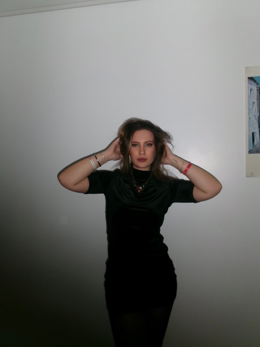 AuryDushi's tweet photo. Capodanno a Parisssss https://t.co/15T6TzEFxl