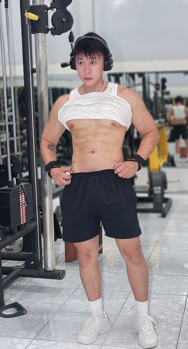 Cuối tuần mà lăn lộn trong phòng tập là chỉ có mấy đứa ế!😌😌😌