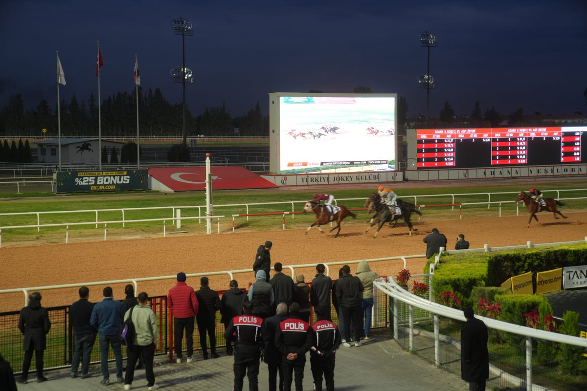 Adana Yeşiloba Hipodromu’nda düzenlenen Adana’nın Kurtuluşu Kupası Koşusu’na katıldık. Yarışı birinci olarak tamamlayan jokeyimiz Selim Kaya’yı tebrik ediyor, başarılarının devamını diliyorum. 🏆