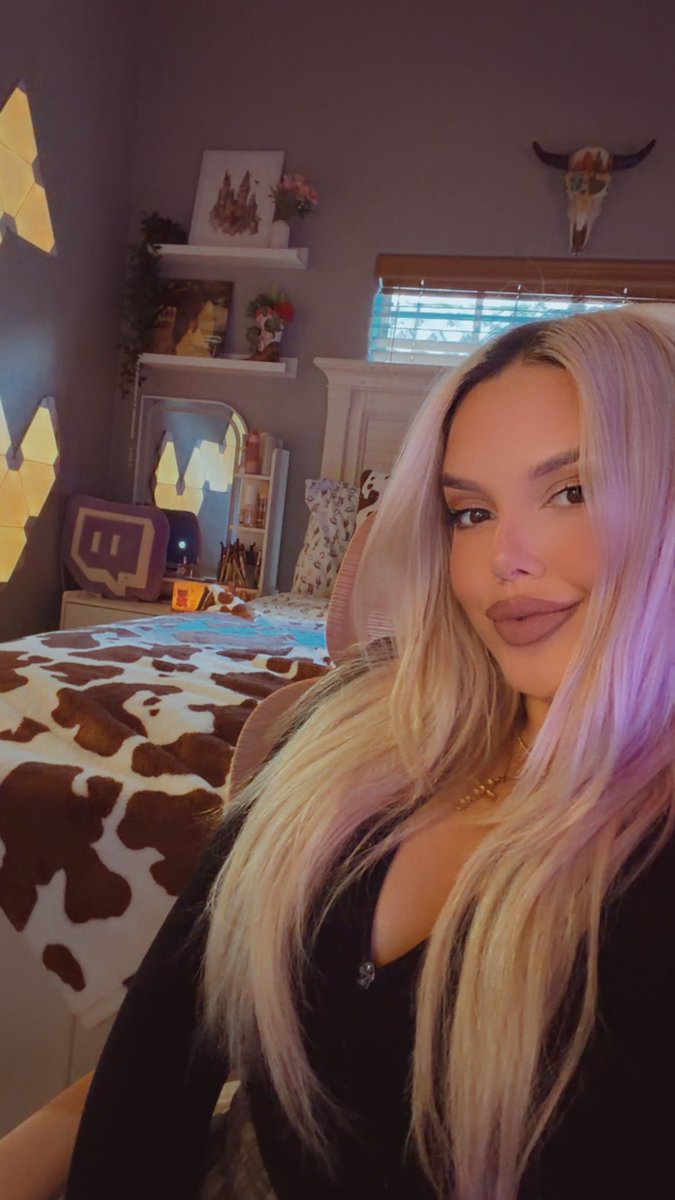 first stream of the year!! 

spend your morning with meee

Twitch.tv/gabs