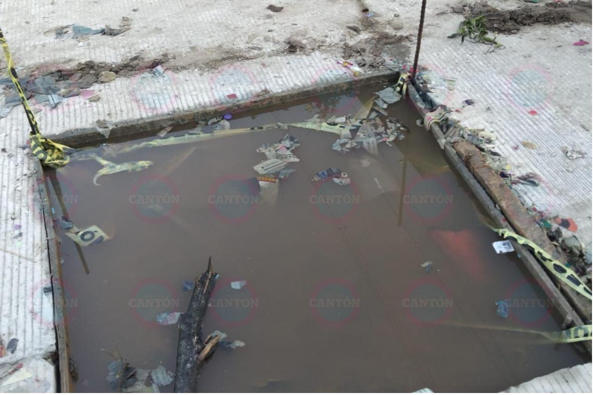 TabascoHOY's tweet photo. #EntérateTH🗣️l Habitantes de #Tucta, #Nacajuca exigieron la intervención de autoridades estatales y municipales ante irregularidades en la pavimentación con concreto hidráulico, que presenta retrasos significativos. 

-Los vecinos denunciaron que el colapso del drenaje provoca derrames de aguas negras, mientras la obra inconclusa afecta la vida cotidiana de las familias, quienes piden solución inmediata a los trabajos pendientes.

Vía: Cristopher Valencia.

https://t.co/MaPADTvVVx