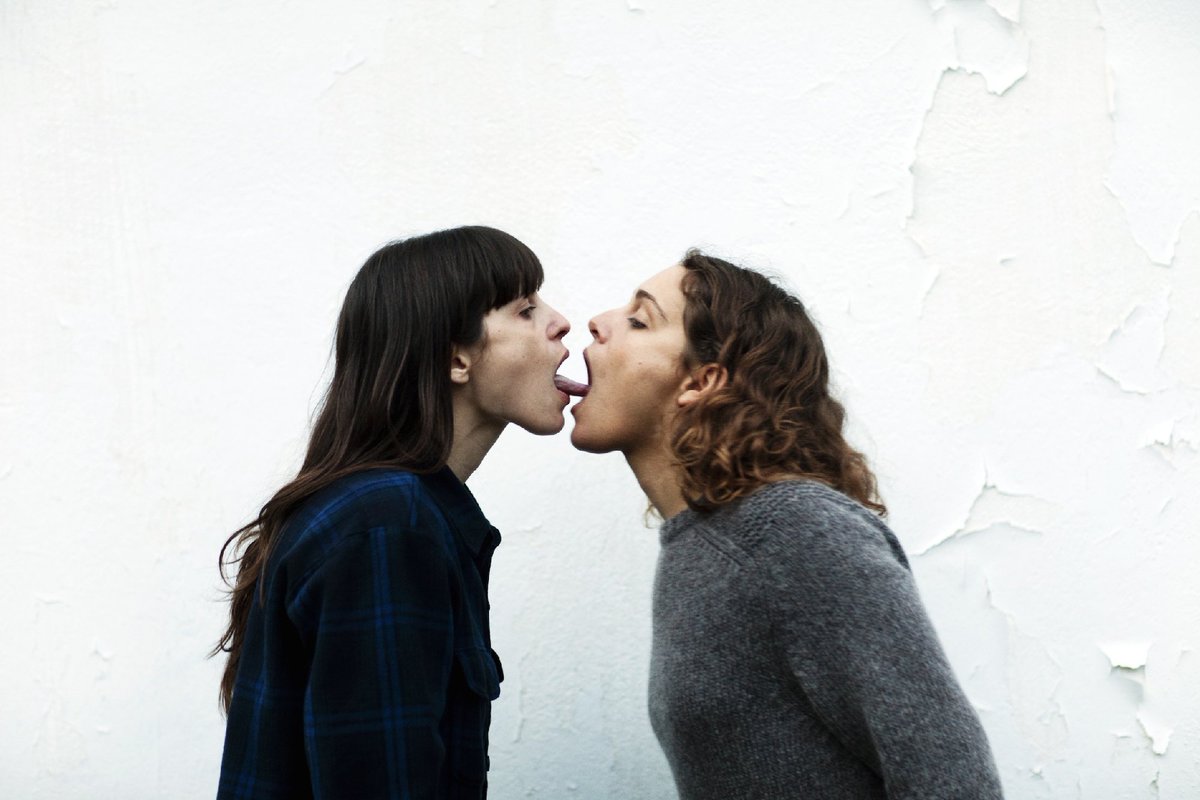 filmes_e_filmes's tweet photo. O longa acompanha Marina, uma jovem antissocial com um pai em fase terminal, que tenta levar a vida cotidiana dedicando-se a atividades excêntricas.🎥🇬🇷
#attenberg #athinaracheltsangari #mubibrasil https://t.co/BUEZBZKkIE