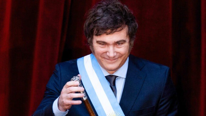 laepocabo's tweet photo. #3deEnero2026 #AméricaLatina 
El presidente de #Argentina, #JavierMilei, celebró la #agresión de #EstadosUnidos contra #Venezuela y la #captura del presidente #NicolasMaduro👇
https://t.co/Td8iqVzd5G https://t.co/OXWs50AdJB