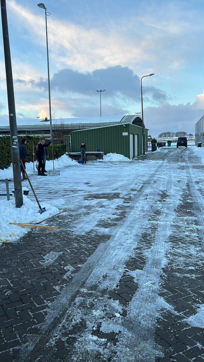 Het terrein van De Put wordt sneeuwvrij gemaakt zodat de kantine goed bereikbaar is voor de Nieuwjaarsreceptie. Aanvang 18 uur.