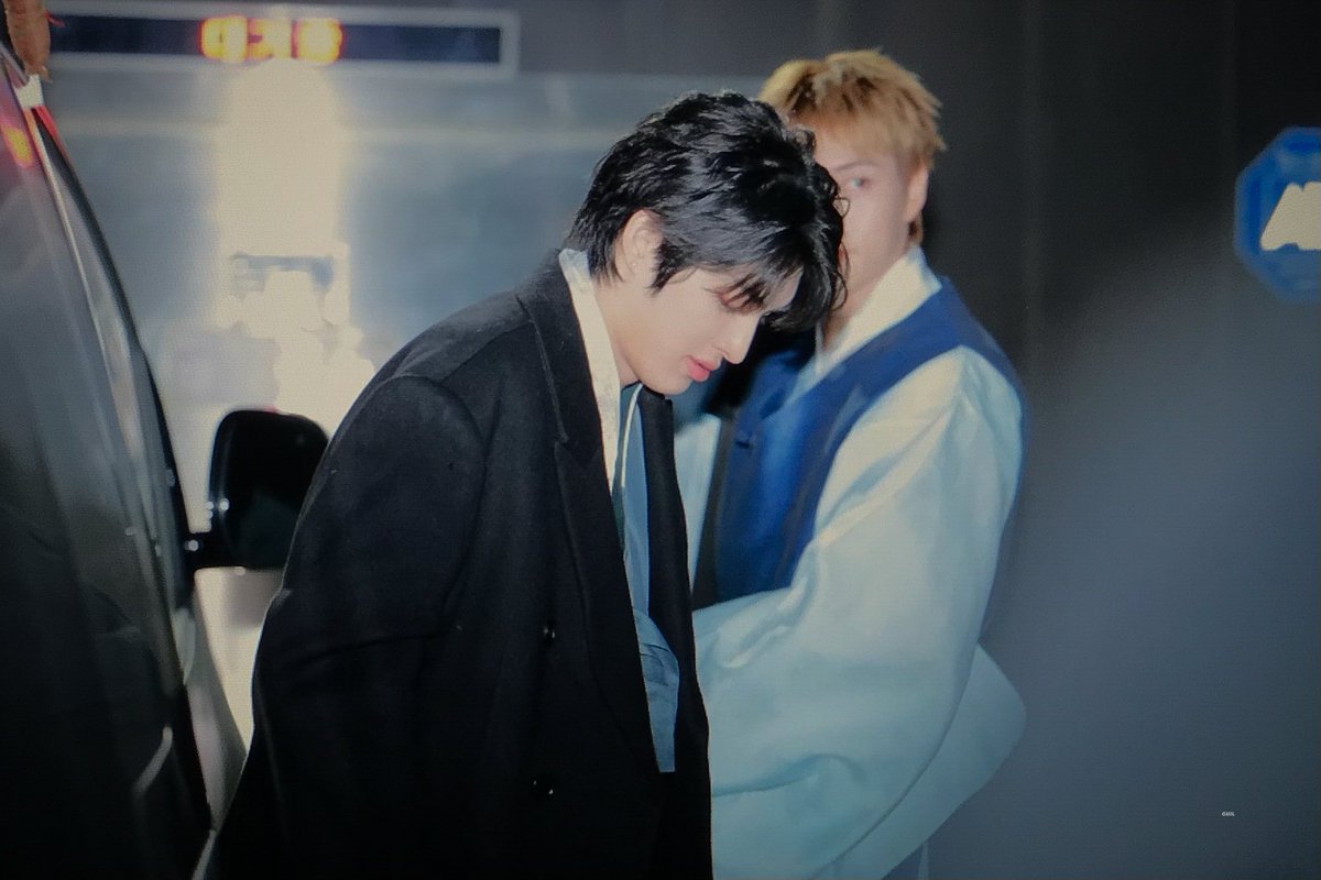 한복팬싸출근때 예찬이 한복에 코트입고 등장하셧엇는데 너무멋잇엇어