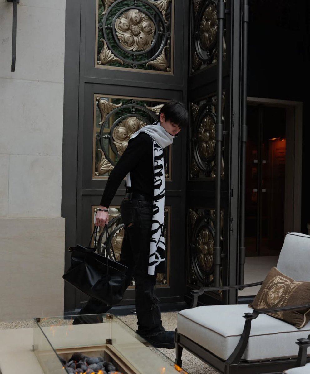 oueijja's tweet image. ᅠᅠᅠᅠ 

Muted mornings, glowing evenings, footsteps syncing with the rhythm of old streets. Paris doesn’t demand attention — it earns it, softly, leaving you changed without ever asking.

ᅠᅠᅠᅠ