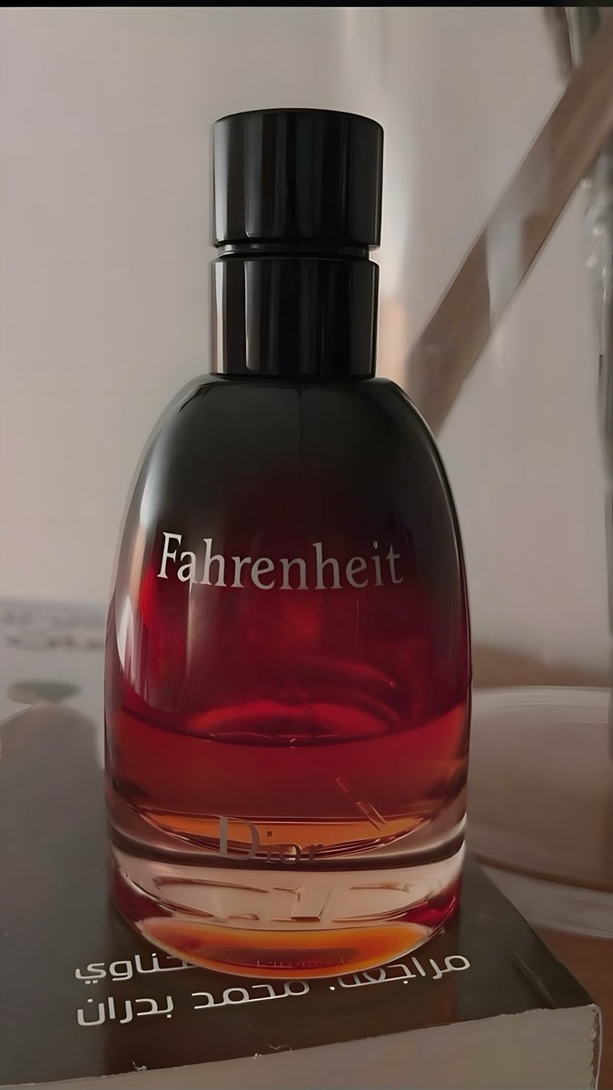فهرنهايت لي بارفيوم 
Fahrenheit Le Parfum
 
النسخة الأجمل والأكثر نضج في خط فهرنهايت
إبداع من البداية للنهاية✨

افتتاحية آسرة .. حارة .. تتخللها اوراق البنفسج الخضراء مع لمسة داكنة وفخمة من الجلد المدخن 

وفي القاعدة يكمن الجمال الحقيقي .. 
فانيليا كريمية حلوة و غنية بنكهة