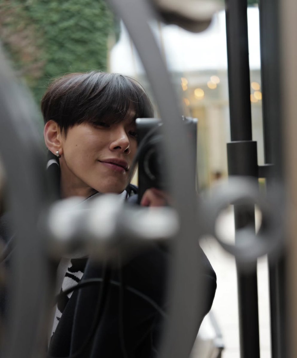 oueijja's tweet image. ᅠᅠᅠᅠ 

Stealing a moment with my reflection while the cold air lingers outside. A mirror, a breath, a city humming softly beyond the glass.

ᅠᅠᅠᅠ