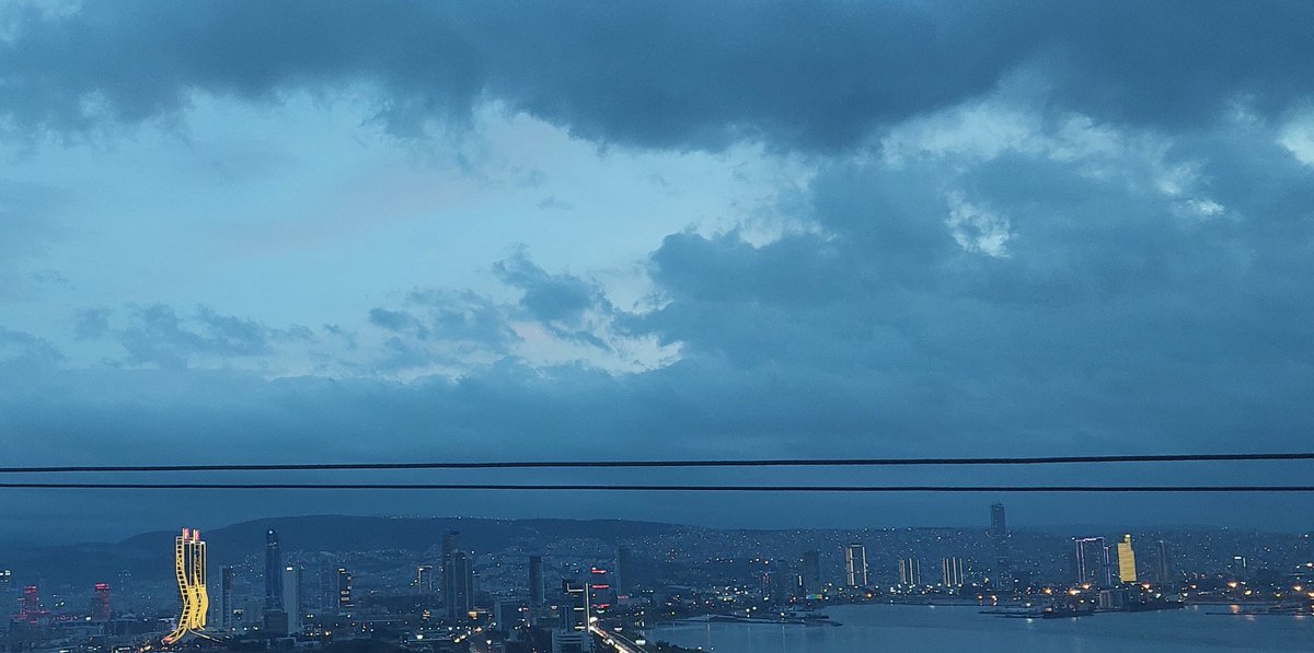 İzmir'de gökyüzünde renklerin kavgası var