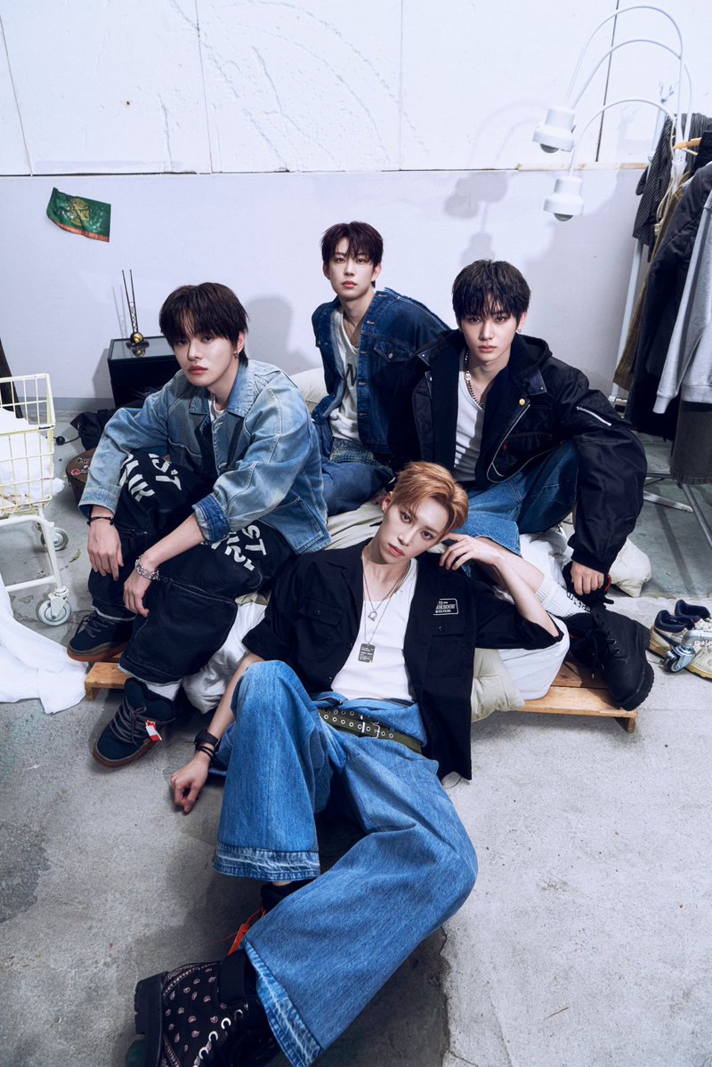 leeleooz's tweet image. Four figures settle into a raw space with steady confidence. Their eyes hold a quiet tension, calm yet daring at once. Youth, edge, and restraint meet in one paused moment where attitude lingers without needing to speak.