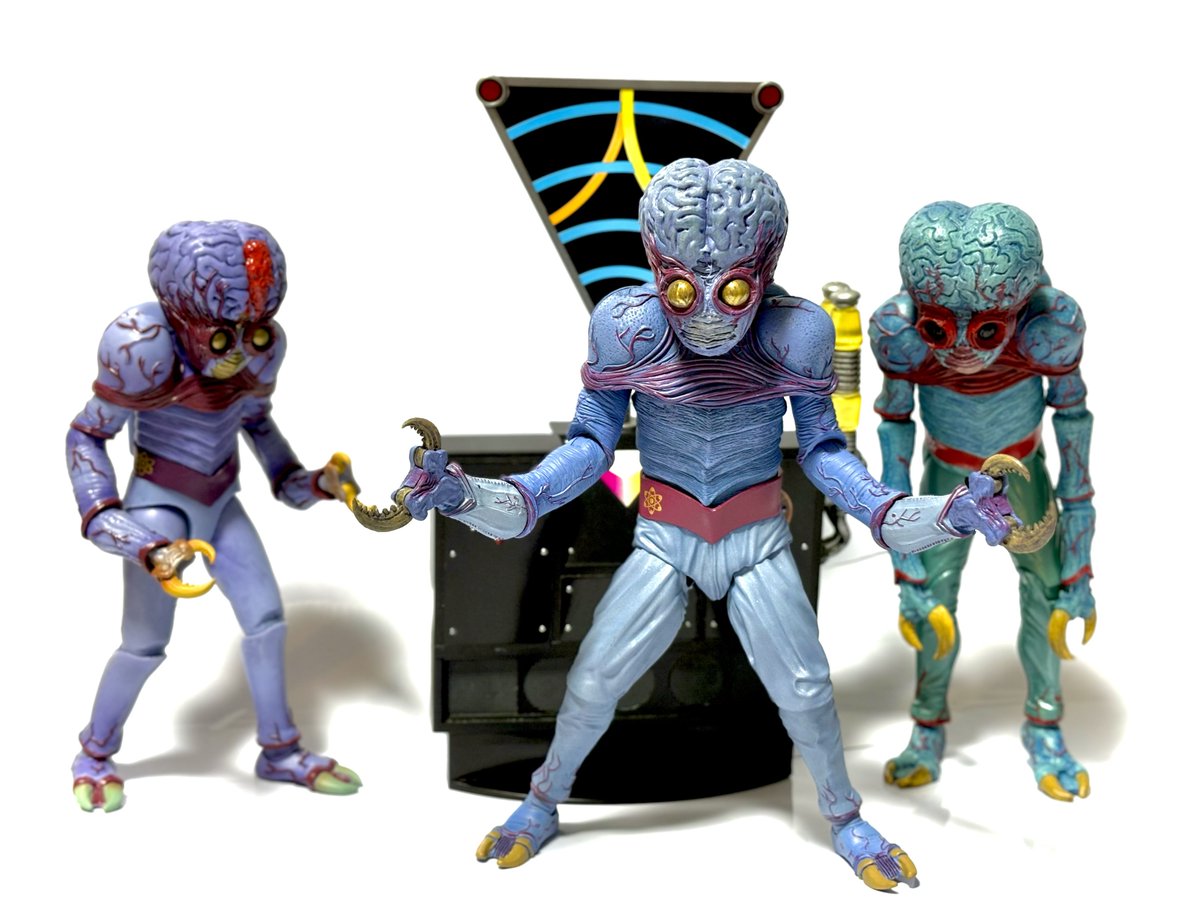 気を取り直して玩具初めを！満を持して登場、NECAのメタルーナ