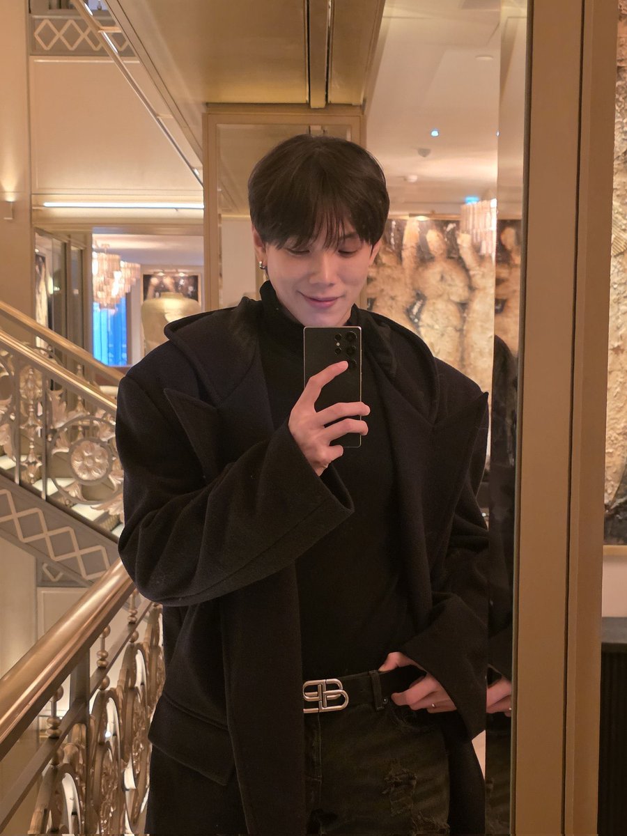 oueijja's tweet image. ᅠᅠᅠᅠ 

Meeting myself in a mirror after wandering through cold streets, breath still fogged with winter air.

ᅠᅠᅠᅠ