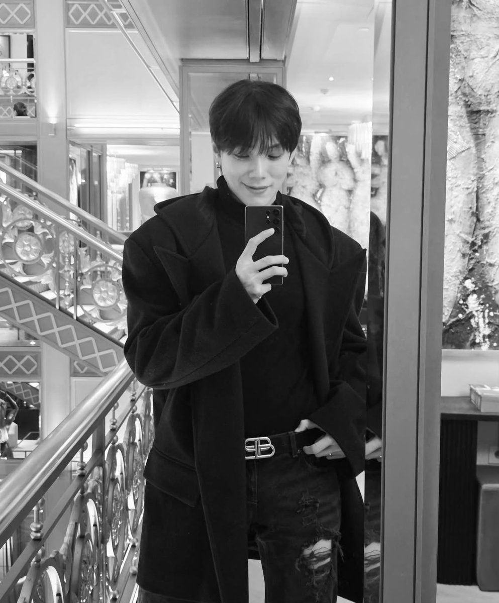 oueijja's tweet image. ᅠᅠᅠᅠ 

Meeting myself in a mirror after wandering through cold streets, breath still fogged with winter air.

ᅠᅠᅠᅠ