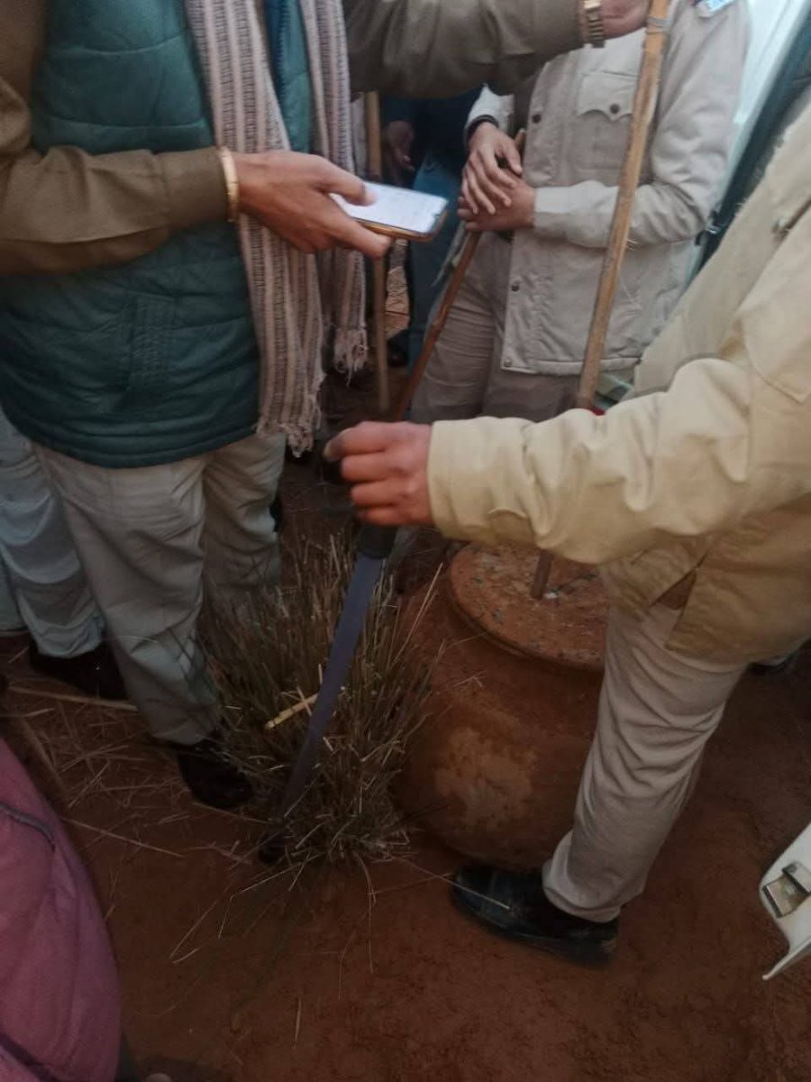 sammii0909's tweet photo. आज हमारे क्षेत्र निवाई में चरागाह भूमि में सोने से भरा घड़ा मिला
अनुमानित वजन 1.5 क्विंटल
#BreakingNews #newai https://t.co/CQlRY7C1vt