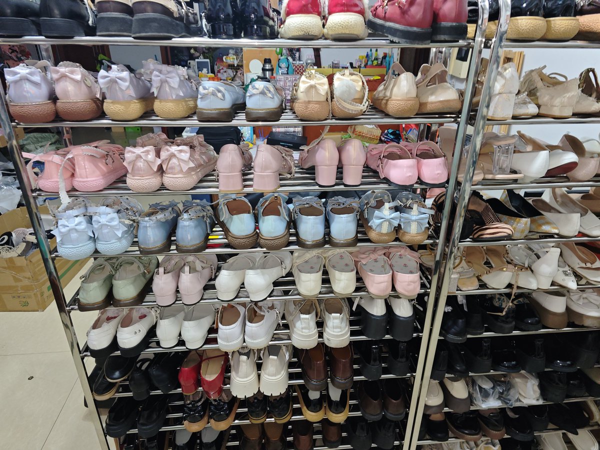 mochen234's tweet photo. 付邮送一批鞋袜，点赞关注加转发就可以。刚刚开通创作者，想看看曝光度高了有没有分红，分来的钱能全部补贴活动，没删就是还有。#付邮送 #lo鞋 #lo袜 https://t.co/m3wONasGRN