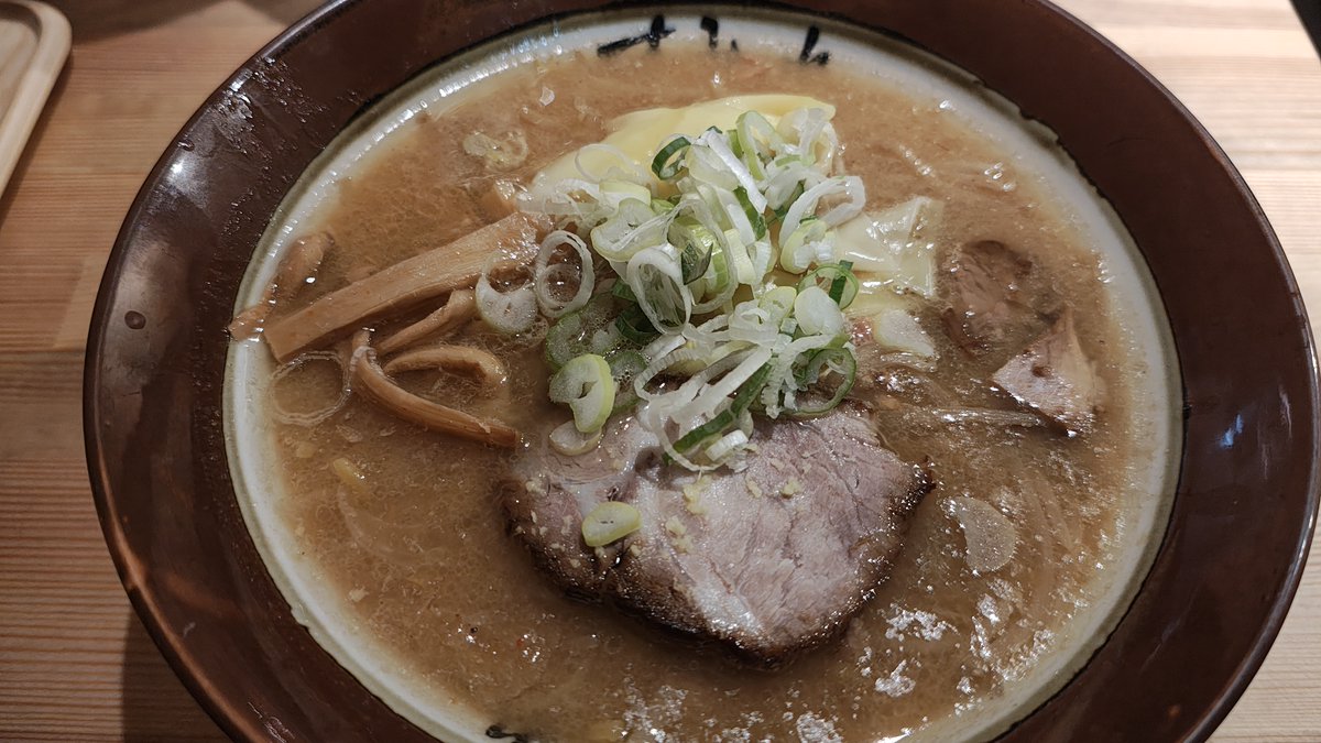 mydeliciousnet's tweet photo. 横浜　桜木町　すみれ　味噌らーめん　横浜に札幌を代表する濃厚で香ばしい味噌スープに中太ちぢれ麺が絡む一杯　すみれ���出現！ラードのコクと野菜の旨味が効いた熱々スープは、濃厚なのにクセになる味わいです。札幌と同じ味がここで食べられるのは感動～ #マイデリ #すみれ #味噌らーめん #横浜 https://t.co/Hg7jzU5QXk
