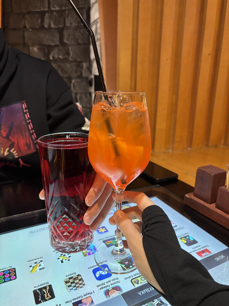 5 лет назад он прилетел ко мне в гости из СПб в Краснодар, 10 дней жил со мной, готовил ужины и встречал меня с работы.  Мы расстались на ноте «ну ты это, пиши если чо, было весело». В апреле я улетела жить к нему насовсем 💞