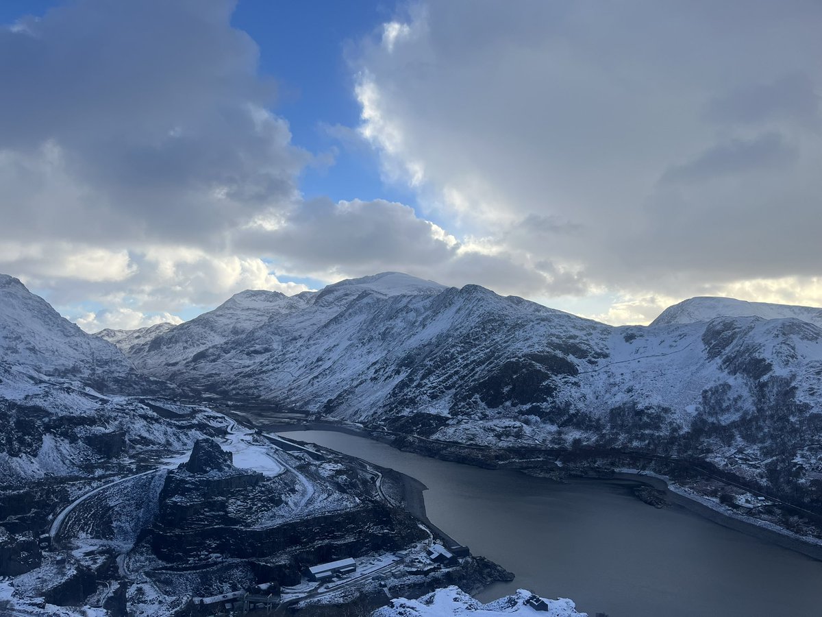 gerallt19's tweet photo. Walk bora ma yn y eira @S4Ctywydd https://t.co/MJaimmvvoq