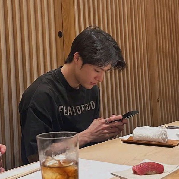 Im52Hz's tweet image. เป็นไรป่าวเอ็ง นั่งนิ่งไม่พูดไม่จาเลย