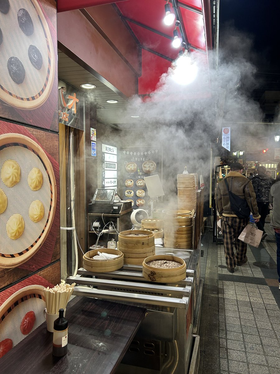 大晦日から今日まで一歩も外に出ずでした。
スケジュール帳を買い忘れてた事に気づいて、渋々神戸まで。ミュンヘンで飲んで食べて、ついでに生田神社で初詣。ファミリアコラボのお守りが可愛くて衝動買い。色々思い悩むことが多すぎて、お守り100個でも足りない気持ち。