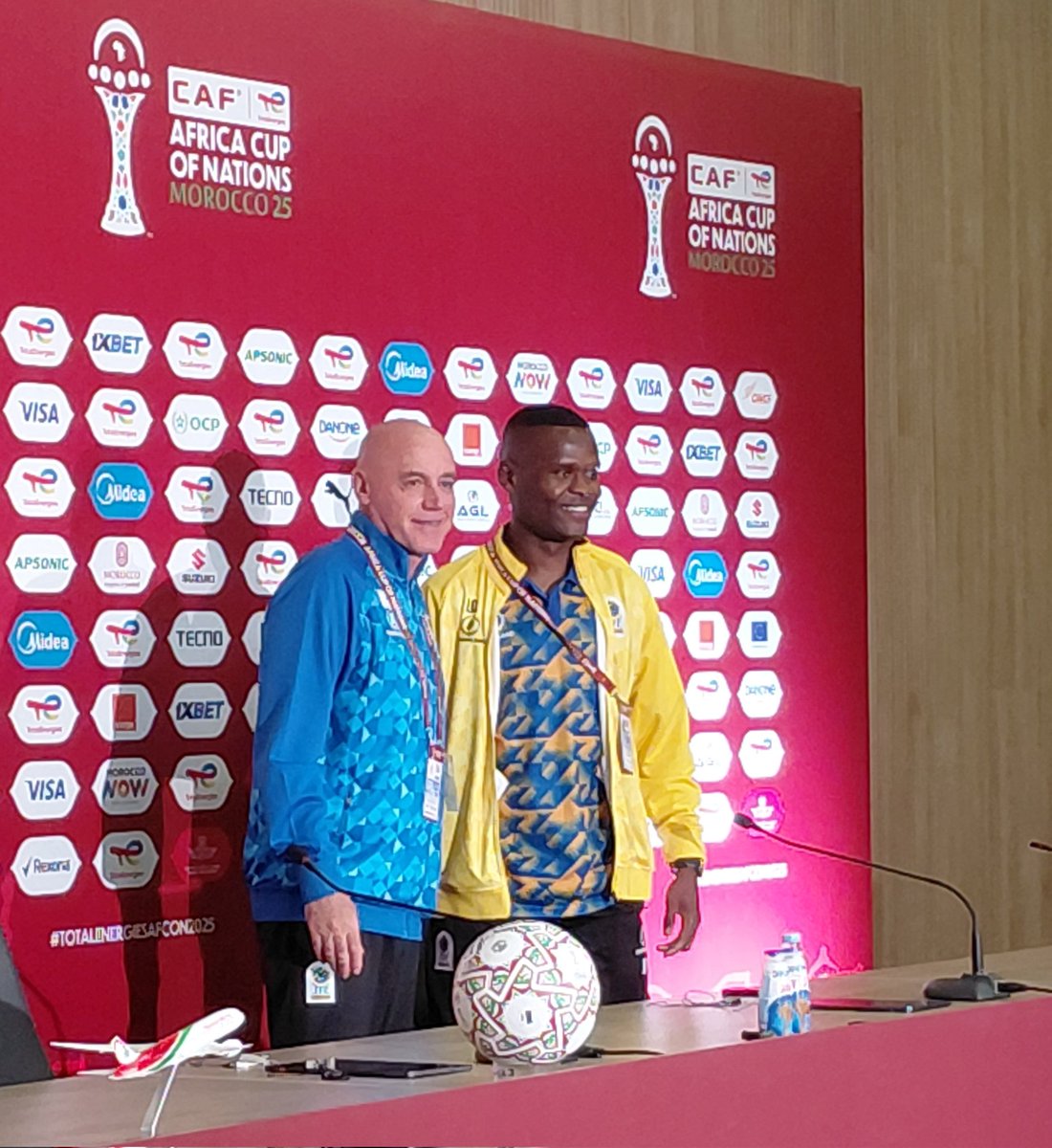 PatrickJuillard's tweet photo. "Messi n'est plus le même Messi, Modric n'est plus le même Modric... #Samatta également !" : les mots du sélectionneur de la #Tanzanie 🇹🇿, Miguel Angel Gamondi, sur le changement de registre de l'attaquant du #HAC avec les Taifa Stars. #CAN2025 https://t.co/Xhwxlh2WVt