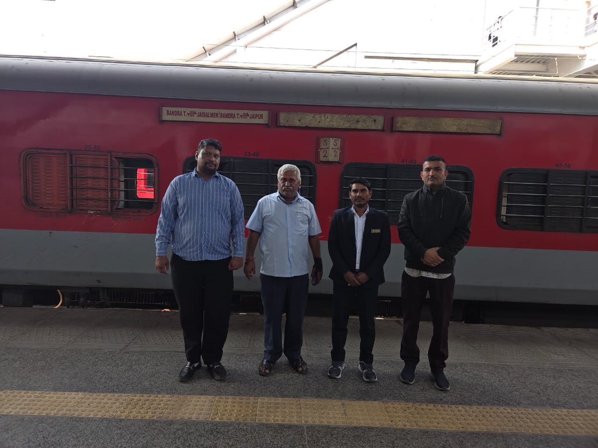 अनिल कुमार स्टेशन मास्टर जैसलमेर से व्यक्तिगत रूप से मिलना हुआ और रेल्वे स्टेशन पर रेलगाड़ियों की झड़ी लगाने में सहयोगी रवैया अपनाया जाएगा ताकि रेल्वे को रेवन्यू मिलेगी। 
<a href="/RailwaySeva/">RailwaySeva</a> <a href="/RailMinIndia/">Ministry of Railways</a>
<a href="/RajuCha20348926/">Raju Charan - Bholiye ri krupa</a> <a href="/UmmedaRamBaytu/">Ummeda Ram Beniwal</a>
<a href="/AshwiniVaishnaw/">Ashwini Vaishnaw</a>

हर हर महादेव भौलिये री कृपा से