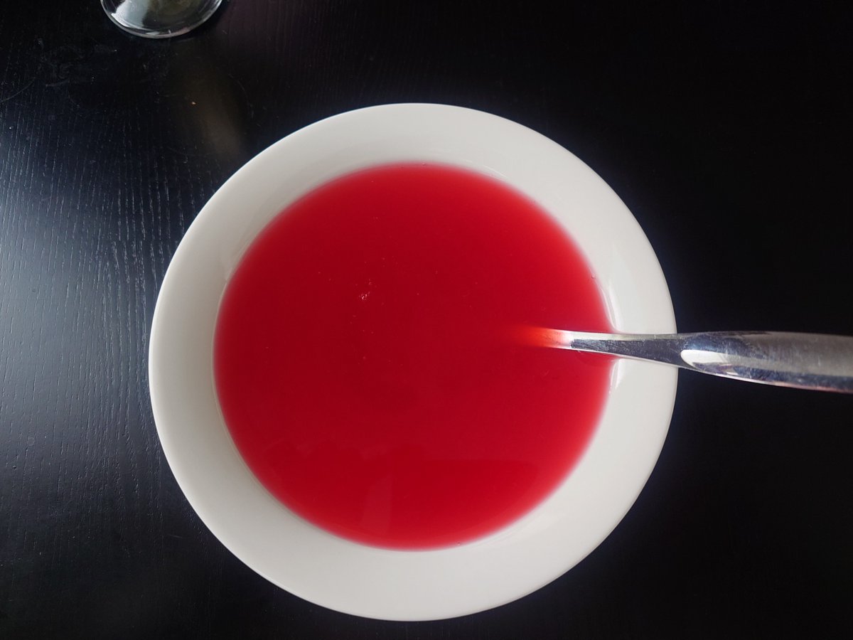 #ruokatwiitti Kun toissapäiväistä lihapataa jäi, niin tein vaan pienen perunamuusin mukaan. Viimeinen pullo ukrainalaista Chardonnay valkoviintä. Puolukkakiisseliä jälkkäriksi. Maistui ja siirtyi taas jonkun tunnin.