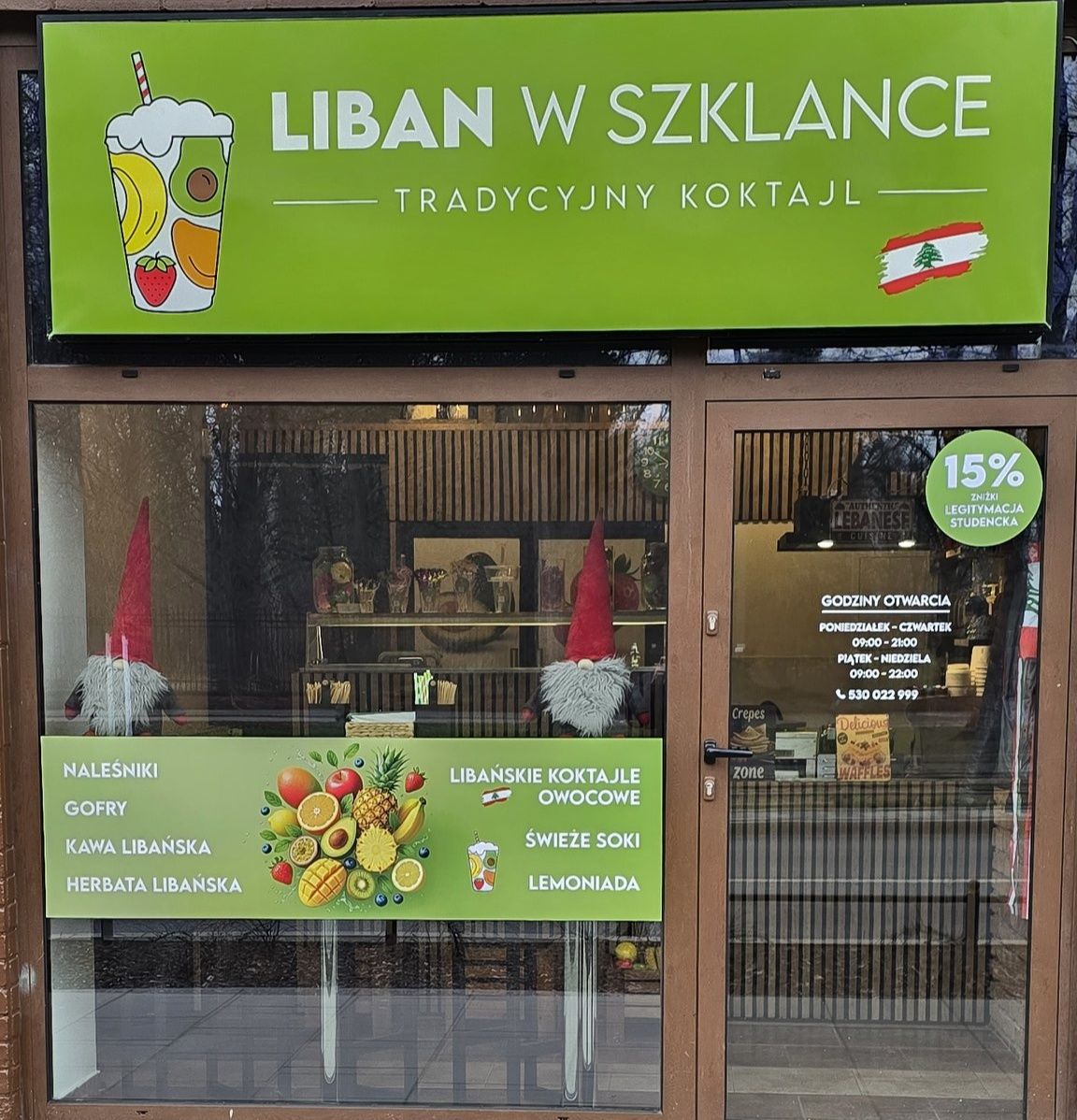 Przestrzegam wszystkich przed nowym lokalem otwartym po sąsiedzku na Gagarina, naprzeciwko wejścia do Łazienek. Nazywa sie "Liban w szklance" i serwuje coś, co oni nazywają koktailami. Otóżnie nie są to znane u nas koktaile mleczne czy alkoholowe tylko desery owocowe o