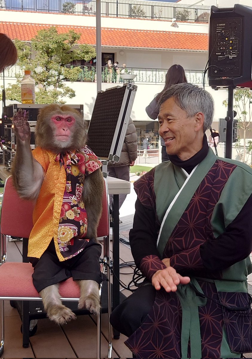 🎍１月３日🎍

本日の新年のご挨拶は、こちらの御二方でした🎶
イベント30分公演…三ちゃん🐒頑張ってました🥰

#二助三助
#二助企画
#猿まわし