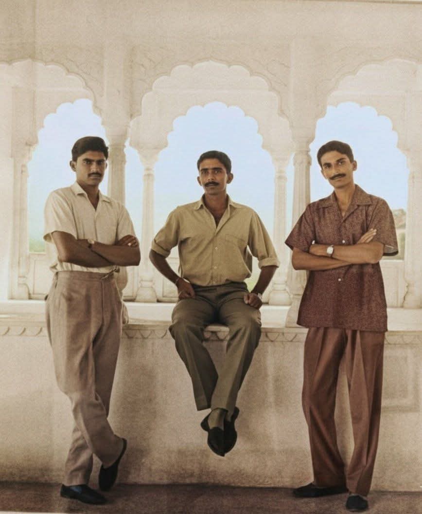 jpsin1's tweet photo. आप अमीर या गरीब घर में जन्म ले सकते हैं ,पर नायक बनकर पैदा नहीं होते।आपकी मेहनत, अनुशासन और कर्म ही आपको नायक बनाते हैं।

जैसे इस तस्वीर में बाएँ से दाएँ की तरफ जो दिखाई दे रहे हैं,उसमें है पहले लेफ्टिनेंट जनरल अजय सिंह झाला (PVSM, AVSM),
जो आगे चलकर असम के राज्यपाल बने।

फिर है मेजर जसवंत सिंह जसोळ जो भारत के रक्षा मंत्री तथा विदेश मंत्री रहे।

फिर लेफ्टिनेंट जनरल हनुत सिंह राठौड़ (PVSM, MVC), जिन्हे संन्यासी सेनानायक कहा गया।जब उनकी मृत्यु हुई तो उनको संन्यासी के जैसे ही पद्मासन में समाधि दी गई। जिनका नाम भारतीय सैन्य इतिहास में साहस और रणकौशल का प्रतीक है। पूना हार्स से पहले महावीर चक्र अवार्डी और इसके रेजिमेंट के अरूण खेत्रपाल परमवीर चक्र अवार्ड रहे।साथ ही दोनो ने 71 की लड़ाई लड़ी और अपने मोर्चे फतेह की टैंक्स से।

ये सारे नाम इस बात की गवाही हैं कि वीरता कोई संयोग नहीं है,
बल्कि वर्षों की साधना, तप और राष्ट्र के प्रति निष्ठा का परिणाम होती है।