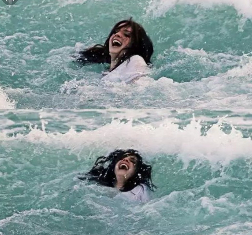 Aquí, feliz, nadando entre lágrimas zurdas.