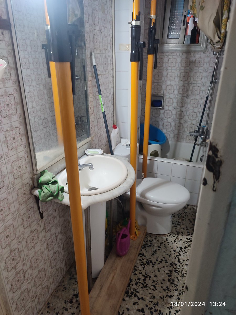 <a href="/uprazhneniye/">Héctor B. M.</a> <a href="/jaumecollboni/">Jaume Collboni</a> hizo lo mismo (ironía) cuando llegó al <a href="/bcn_ajuntament/">Ajuntament de Barcelona</a> visitó las viviendas del Besós y dijo impulsarem y dejan fuera viviendas en alto riesgo de derrumbe y negando la evidencia . Que cruel Cuando vives entre puntales y vigas partidas y normalizas la vida.