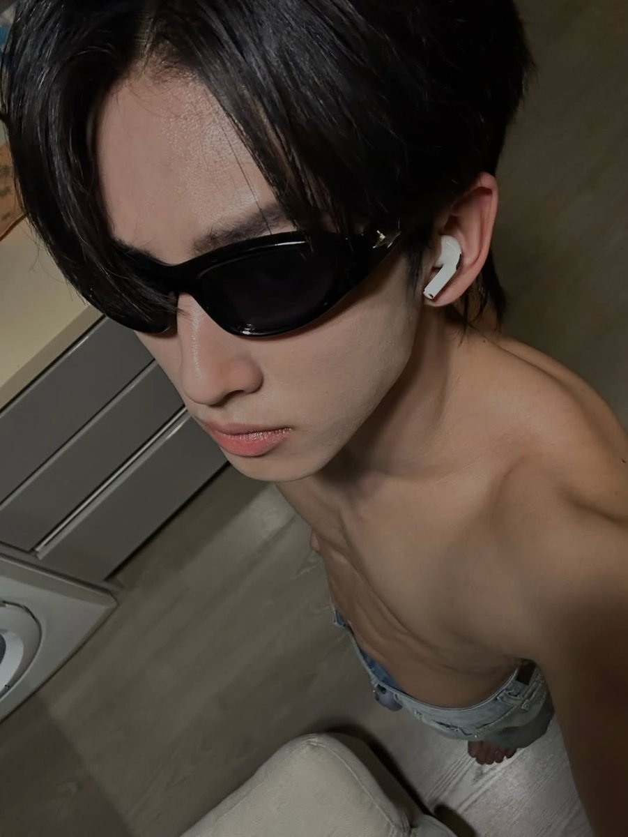 SWENSURFFFFF STOPPP PLEASE STOPPPPP, did you know how many girls fall in love with you right now??? ITS A LOT SWENSURFFFF, STOPPPPP😭😭😭