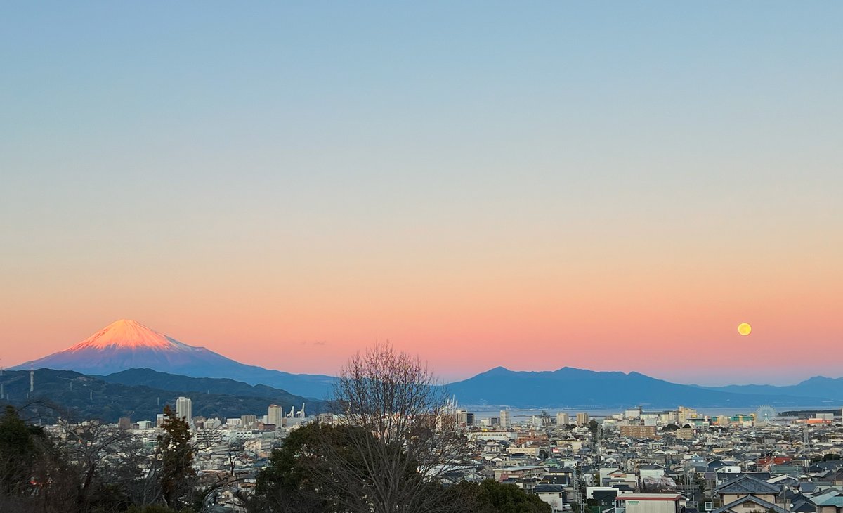 SnodoYunoki's tweet photo. 公園から見える富士山と満月。
星に住んでいるんだなと感慨にふけむ。

謹賀新年。
本年もどうぞよろしくお願い申し上げます。 https://t.co/dCBvnDZ1HA