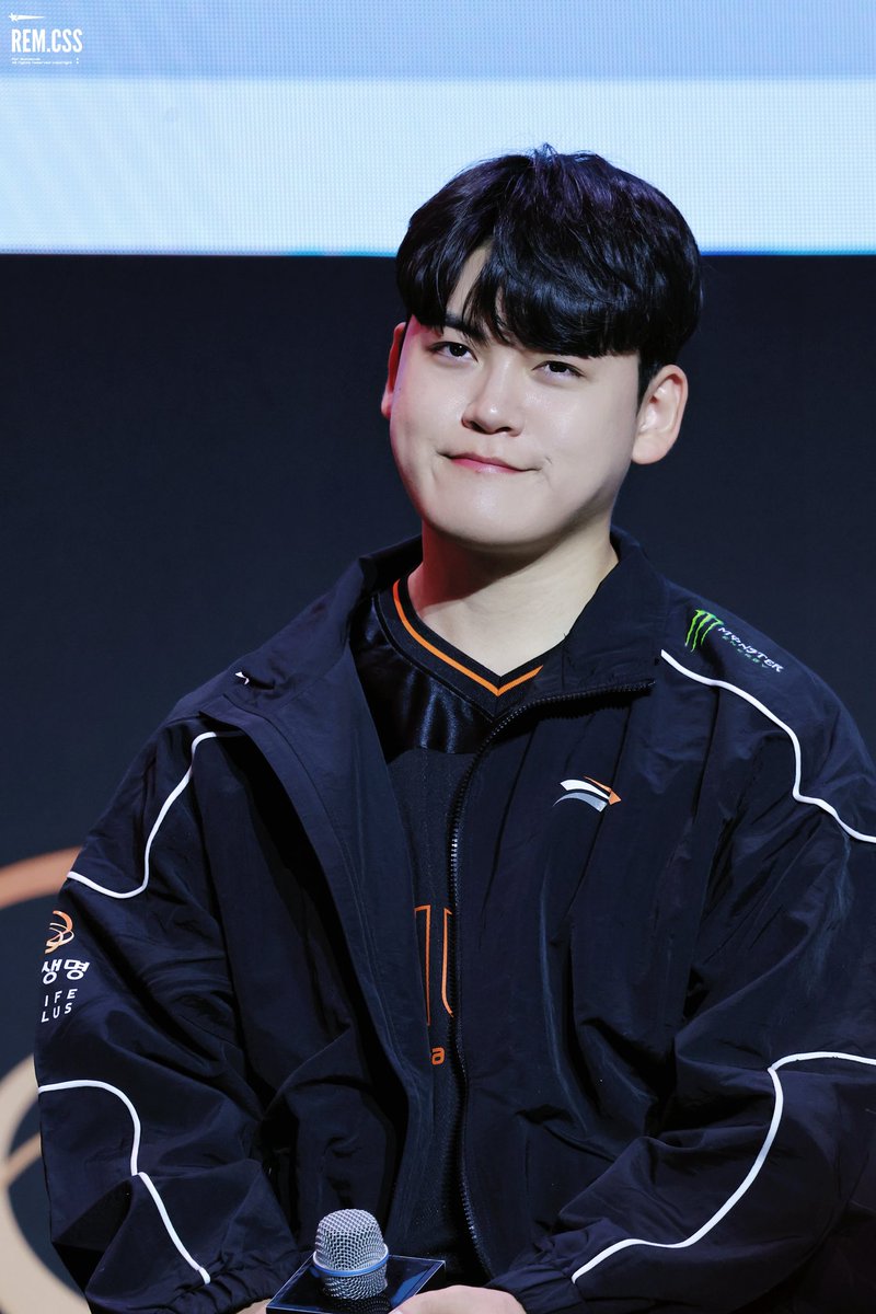 rem_css's tweet image. 260103 HLE Fan Fest

ʕ ᵔᴥᵔ ʔ

#Gumayusi #구마유시 #이민형