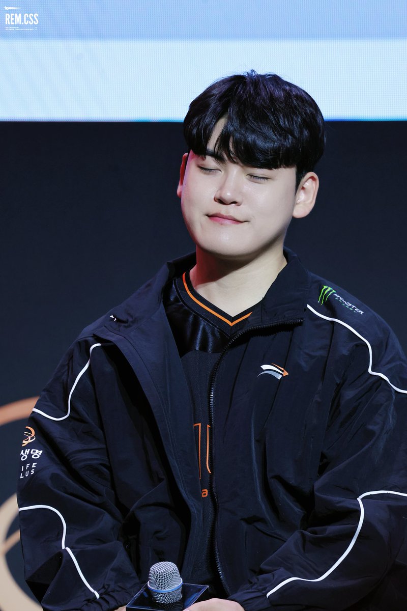 rem_css's tweet image. 260103 HLE Fan Fest

ʕ ᵔᴥᵔ ʔ

#Gumayusi #구마유시 #이민형