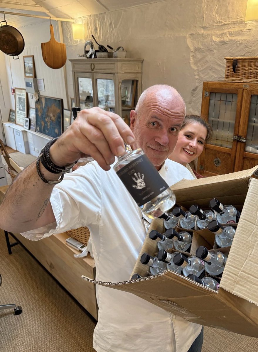 Gloriette_Gin's tweet photo. Happy birthday @RichardBertinet! Have a wonderful day and a happy, healthy and wealthy 2026. See you later this month x #HappyBirthday #GlorietteGin #SourdoughGin #Bertinet #BertinetGin #Maestro https://t.co/TpwEJRE0W5