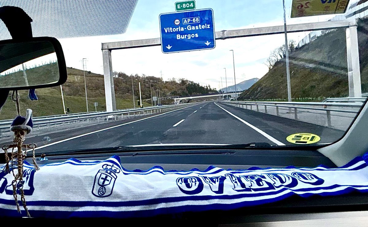 Camino de Vitoria con toda la ilusión por ver a nuestro <a href="/RealOviedo/">Real Oviedo</a>… ya veremos cómo volvemos 😜
#RealOviedo
#OnTour