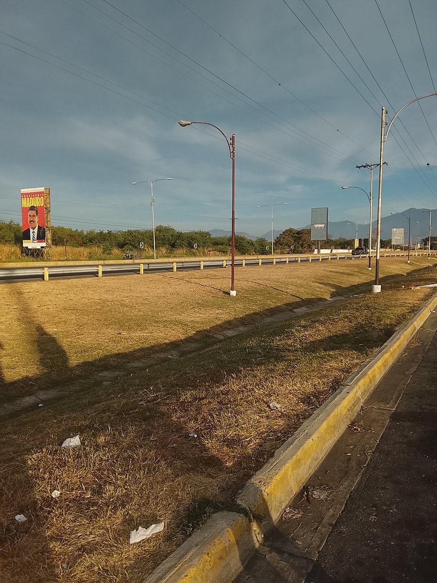 zoryceroo's tweet photo. Maracay y Caracas en calma total esperan la juramentación, nadie celebra, se cometió un crimen gigantesco en nuestra nación #Venezuela #3Ene #invasionvenezuela https://t.co/vwSALQTQuw