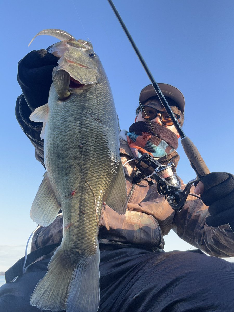 issan_haguubass's tweet image. 2026年1/1元旦釣行！
霞ヶ浦本湖で初バス！ヴァラップミノーのパワーミドストにて無事開幕！

使用タックルはオカッパリバーサタイルのTSS64L+-ST！
パワーミドストにドンピシャです👍
真冬の霞水系でも必須の1本、1年中車に積んでおきたいロッドです😀