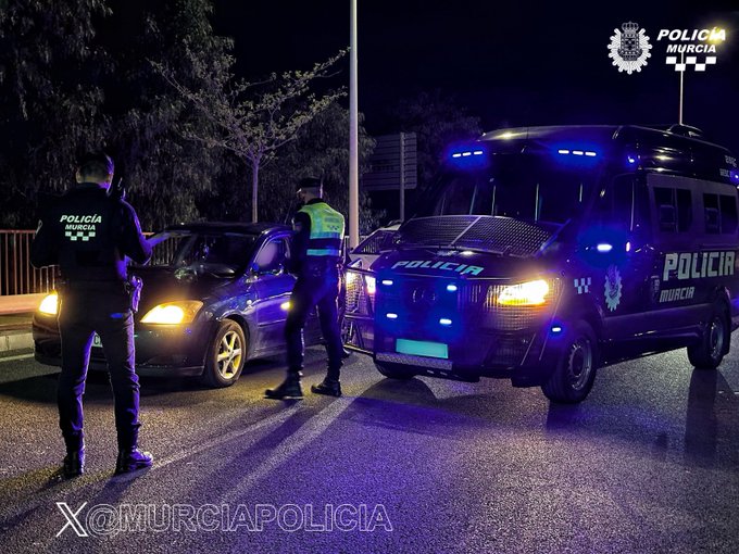 MurciaPolicia's tweet image. 🎄Esta noche, 🌃 controles de alcoholemia en varios puntos de #Murcia. 🚔
➡️ Si vas a beber, NO conduzcas. 🚫🚗
➡️ Designa un conductor. 🧑‍✈️
➡️ Usa transporte público o apps de movilidad. 🚌🚕

Tu seguridad y la de todos es lo primero. 🙏
#ConduceSeguro #AlVolante0Alcohol