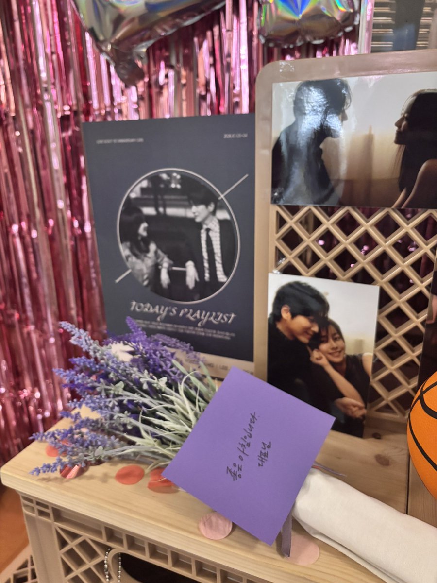 second_romantic's tweet image. 나완비가 1주년이라니 너무 감격스럽다
1년전 행복했던 모습 그대로...🤍
고마워요 행복하게 만들어줘서
나에게 2025 베스트커플은 깡유였어🫧

#나의완벽한비서_1주년_카페
#완벽히_티나는_연애